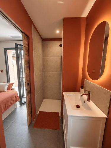 a bathroom with a sink and a shower at Villa Mezzanotte Le Brusc 80m de la mer - Climatisation-Piscine-Parking in Six-Fours-les-Plages