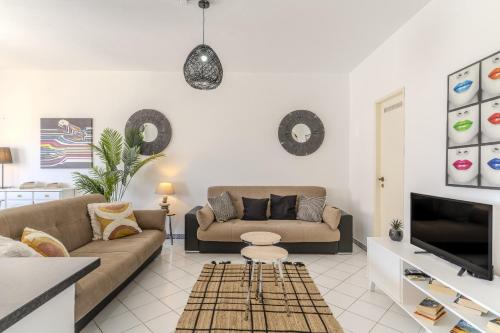 #405 Cozy 1BR Retreat Pool Close to Oura