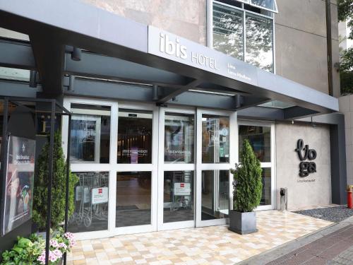 a building with a sign that reads lions hotel at ibis Lima Larco Miraflores in Lima