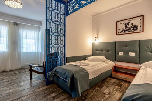 ein Hotelzimmer mit einem Bett und einem Fenster in der Unterkunft Hotel Sunrise si Satul Pescaresc in Crisan