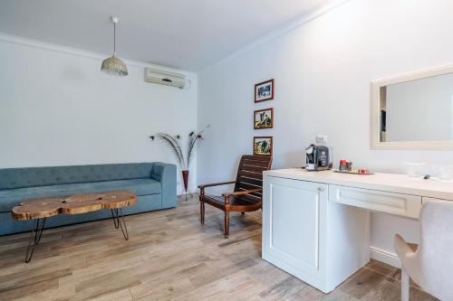 ein Wohnzimmer mit einem blauen Sofa und einem Tisch in der Unterkunft Hotel Sunrise si Satul Pescaresc in Crisan