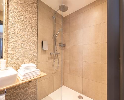 a bathroom with a shower with a glass door at Berliner Hof Bed&Bike in Saint-Vith