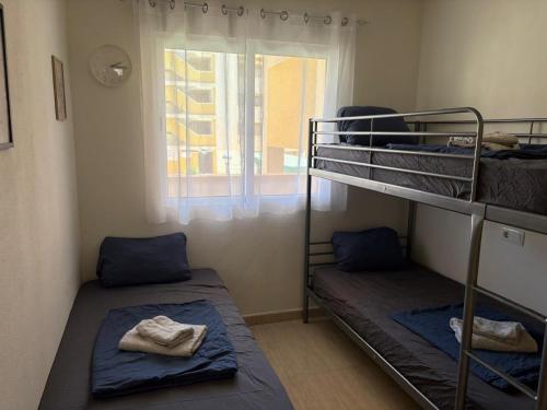 two bunk beds in a room with a window at Mar de Cristal in Mar de Cristal