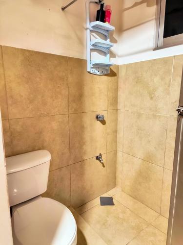 a bathroom with a toilet and a shower at Departamento Refugio Verde in Palenque