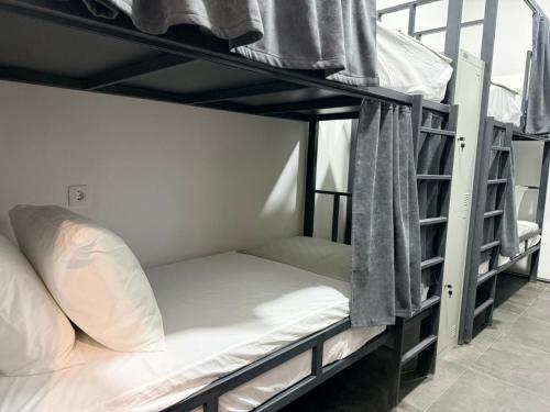 a couple of bunk beds in a room at Hostel Vento in Bar
