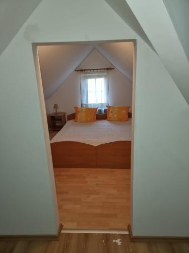 a bedroom with a bed and a window at Pokoje Poniatowka in Nałęczów
