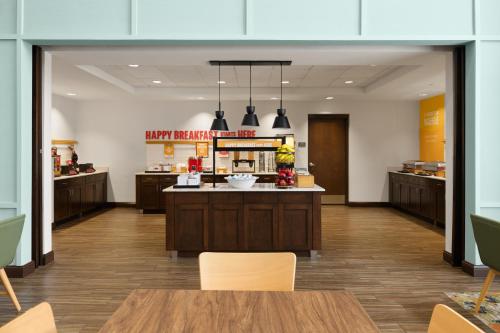 a fast food restaurant with a counter and tables at Hampton Inn & Suites - DeLand in De Land