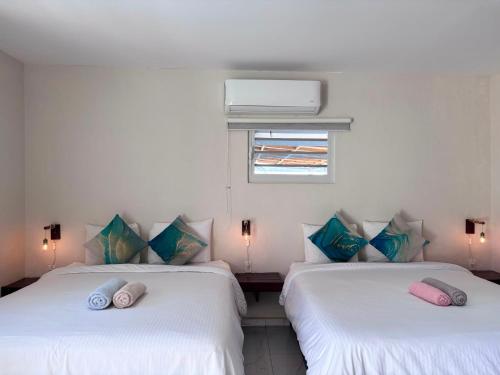 two beds sitting next to each other in a room at Boca Simon Vacation Curacao in Willemstad