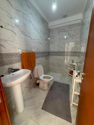 a bathroom with a toilet and a sink at Mini Villa Azur - Bord de Mer in Driouch