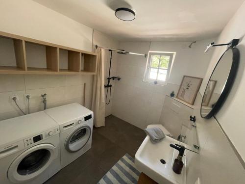 a bathroom with a washing machine and a sink at Ruhige Monteurwohnung Ohrtermersch in Bippen