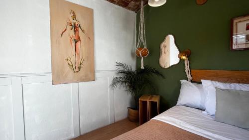a bedroom with a bed and a painting on the wall at Galerie Guanajuato Centro in Guanajuato