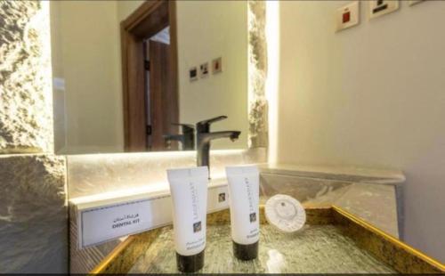 a bathroom counter with a sink and a mirror at فندق فاتوران 2 in Medina