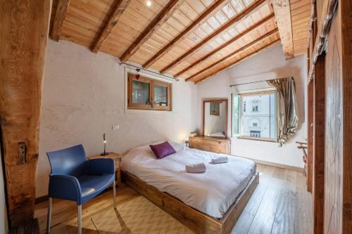 Spacious loft on pedestrian street with views