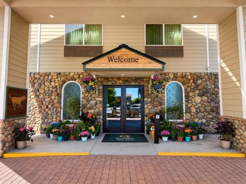 a welcome sign on the front door of a hotel at Quality Inn & Suites Sequim at Olympic National Park in Sequim