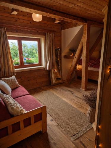 a room with a bed and a window in a cabin at Haarstubenhäusl Glückskäfer in Frankenfels