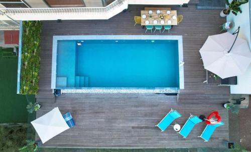 an overhead view of a swimming pool with chairs and umbrellas at חופש יהונתן-וילה סלביא עם נוף מטורף בריכה פרטית Hofesh Yehonatan Villa Selavi in Tiberias