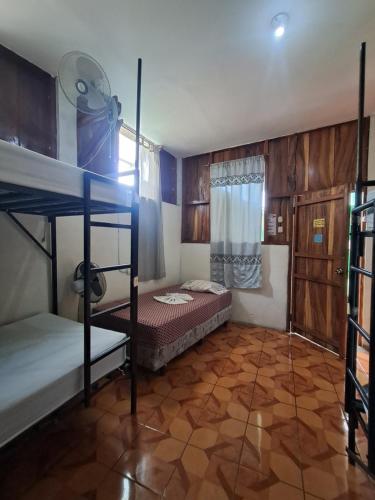 a room with two bunk beds and a window at Lazy Crab Hostel in Balgue