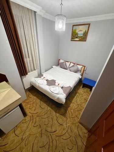 a small bedroom with a bed in a room at Grand Bazaar Hotel Merve in Istanbul