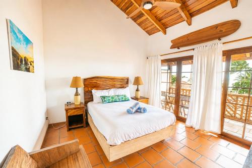 a bedroom with a bed and a balcony at Hotel Playa Cambutal in Cambutal