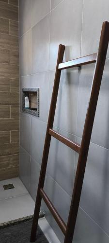 a ladder in a bathroom with a shower at Suíte Arvoredo in Saquarema