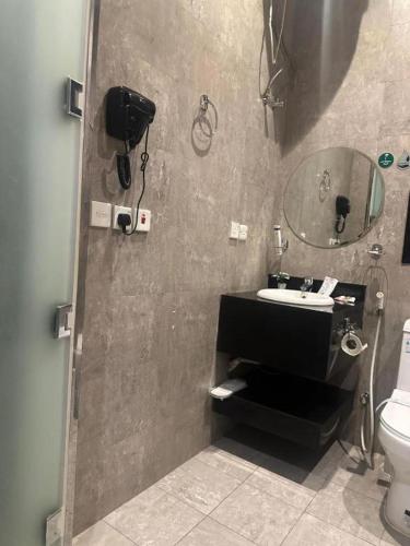a bathroom with a sink and a mirror at شقق نزل النخيل in Riyadh