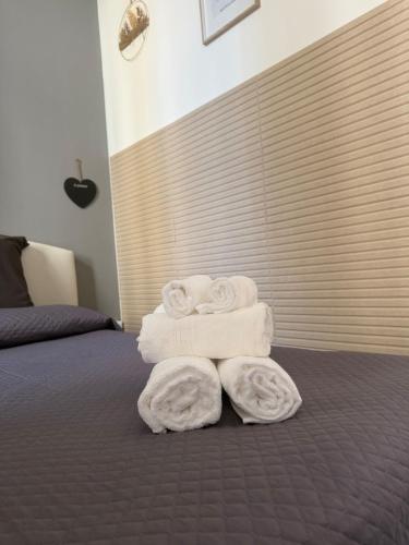 a pile of towels sitting on top of a bed at Al Vicolèt in Vercelli