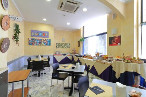 a restaurant with tables and chairs in a room at Hotel Ferrari in Chiavari