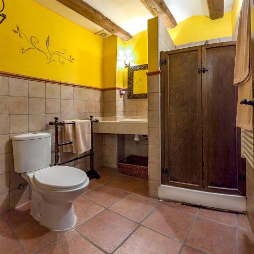 a bathroom with a toilet and a sink at Apartamentos los Aljezares in Gea de Albarracín