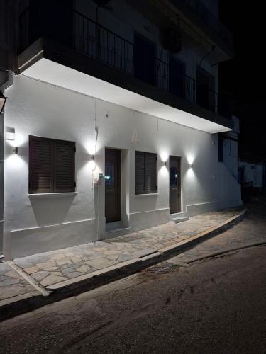 a white building with lights on the side of it at Mare e Vita in Patitiri