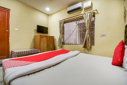 a bedroom with a large bed and a window at Super Hotel O Priyal Amrit Sagar in Rourkela
