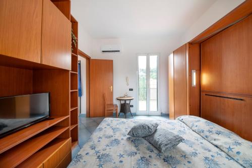 a bedroom with a bed with a tv and a bed sidx sidx sidx at Appartamento Centrale in Ischia Town