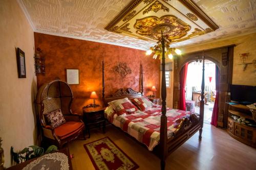 - une chambre avec un lit et une chaise dans l'établissement Fleur de vanille, à Le Tampon