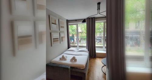 Beautiful Minimalist 1BD Apartment near Montmartre