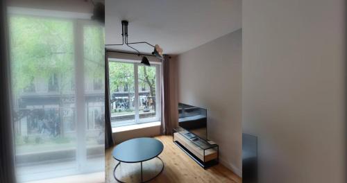 Beautiful Minimalist 1BD Apartment near Montmartre