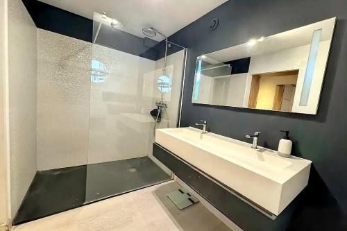 a bathroom with a sink and a mirror at Maison Loft atypique - Jacuzzi clim et jardin in Saint-Jean-de-Védas