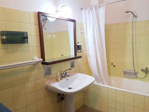 Kúpeľňa v ubytovaní Errathens Aegean Apartment - Athens Center, 5 BD, 2 BATH