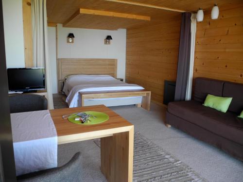 une chambre d'hôtel avec deux lits et un canapé dans l'établissement Chambre à Part, à La Turbie