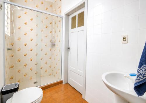 a bathroom with a toilet and a sink and a tub at Pousada do Parque in Porto Alegre
