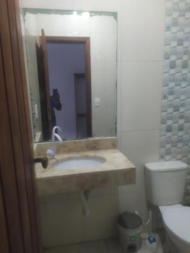 ein Badezimmer mit Waschbecken und Toilette in der Unterkunft Ebora Afro economy in Ilhéus