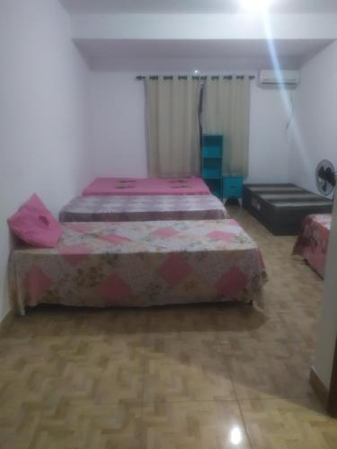 ein Schlafzimmer mit zwei Betten in einem Zimmer in der Unterkunft Ebora Afro economy in Ilhéus