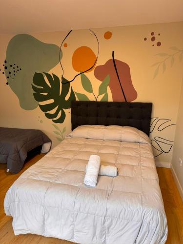 a bed with two towels on it in a bedroom at Mendoza Centro Apartment in Mendoza