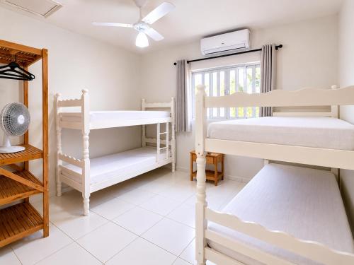 a room with two bunk beds and a window at Solar das Andorinhas Pousada in Itapoa