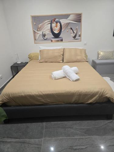 a bed with two white towels on top of it at L'instant cosy climatisé 2 in Sisteron