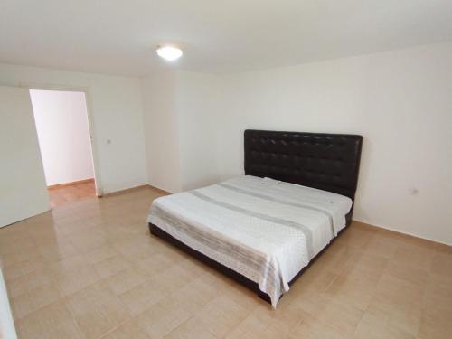 a bedroom with a bed with a black headboard at Maison de plage familiale à Cabo in Cabo Negro