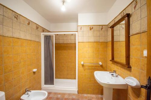 a bathroom with a sink and a shower and a toilet at Casa rural Molino Jaráiz Ideal Familias y Grupos 8 Pax Terraza sobre el Río Tus in Yeste