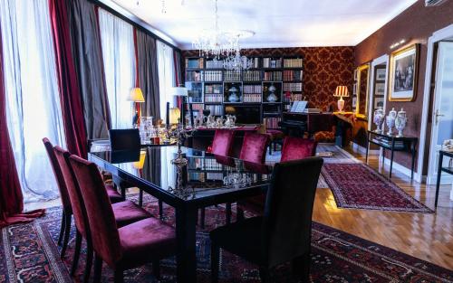Charming Elegant Room in Historic Art Nouveau Building, Central Milan