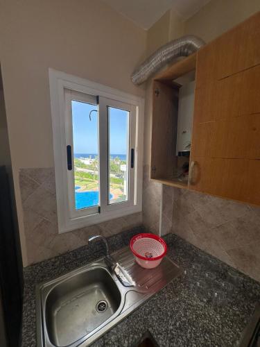 a kitchen with a sink and a window at Excelente apartamento en Cabo beach in Cabo Negro
