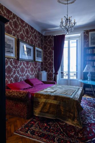 Charming Elegant Room in Historic Art Nouveau Building, Central Milan