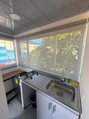 eine Küche mit Spüle und Fenster in der Unterkunft Edificio Cardamomo in Neiva