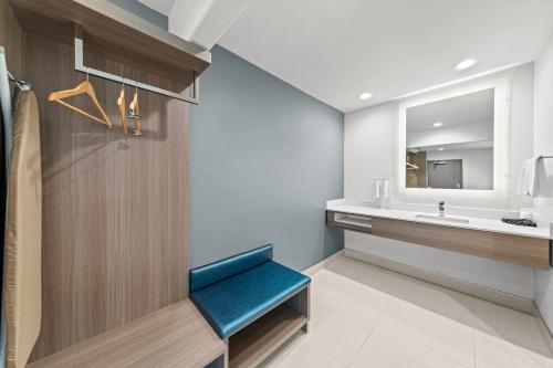 a bathroom with a sink and a blue bench at Hotel Miramar in San Clemente